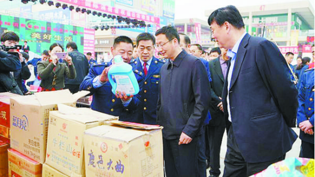 項城市消協(xié)、市工商局舉行國際消費者權(quán)益日宣傳活動