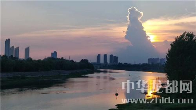 為了這朵云，周口人聚集在大慶路橋上……