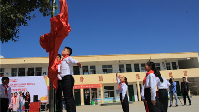 周口留守兒童的國慶節(jié)：敬隊禮、升國旗