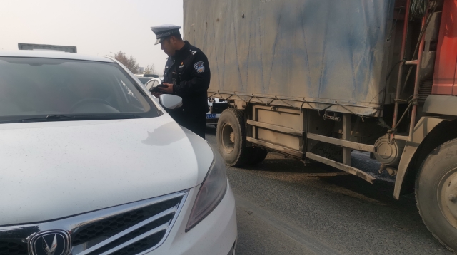 周口限行第一天，交警蜀黍上路勸返近百輛車
