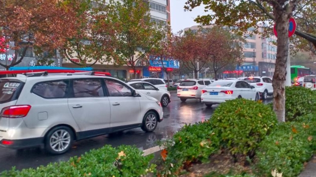 雨中道路擁堵，市民可繞行！