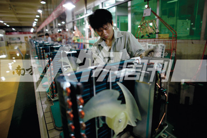 2010年5月10日，珠海格力電器工廠里，工人正在流水線上生產(chǎn)家用空調(diào)（方迎忠）